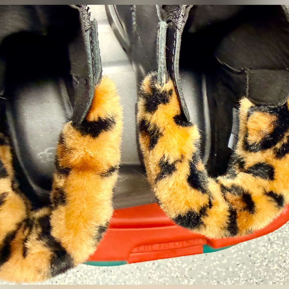 UGG leopard trim, lug-sole boots. EUC. Size 9 - Picture 8 of 9